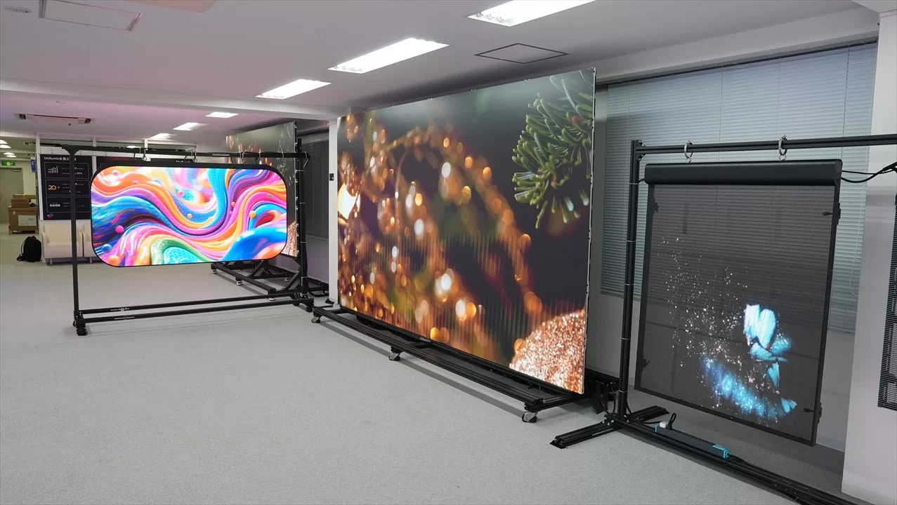 ショールーム内観：高精細LEDビジョンと透過型LEDの展示
