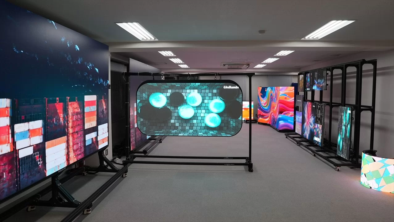 ショールーム内観：曲面・特殊形状を含む各種LEDパネルの展示